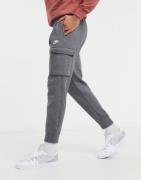 Nike - Club - Cargo-joggingbukser med tætsiddende buksekanter i mørkegrå