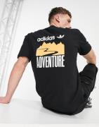 adidas Originals - Adventure - Sort T-shirt med print bagpå
