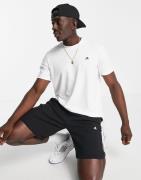 adidas - Training - Hvid lounge-T-shirt med lille logo