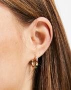 Pieces - Guldfarvet huggie-øreringe med regnbue-design