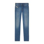Slim-fit Jeans - D-YENNOX Opgrader din denimkollektion med disse moderne tapered jeans.