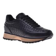 Lace-up in black woven leather