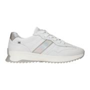 Sporty hvid sneaker med metalliske accenter