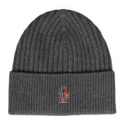 Ribbet uld beanie med logo patch