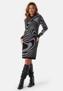 Object Collectors Item Ray L/S Knit Dress AOP Black Pattern:Medium grey me XS