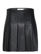 Leather-Effect Pleated Mini-Skirt Dresses & Skirts Skirts Short Skirts Black Mango