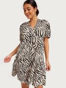 JdY - Korte kjoler - Tapioca Zebra - Jdylotus S/S V-Neck Dress Jrs Atk - Kjoler