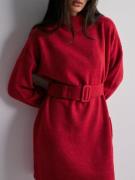 Only - Strikkjoler - Chinese Red - Onlbella Ls Belt Dress Ex Knt - Kjoler