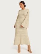 Malina - Strikkjoler - Beige - Elinne cable knitted maxi dress - Kjoler