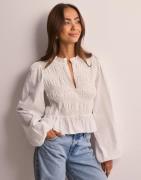 Nelly - Hvid - Flirty Smock Blouse