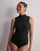 Spanx - Sort - Ribbed Mock Neck Bodysuit