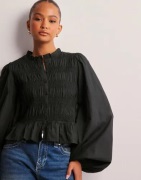 Nelly - Sort - Flirty Smock Blouse