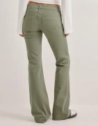 Nelly - Grøn - Super Low Heart Pocket Bootcut Jeans